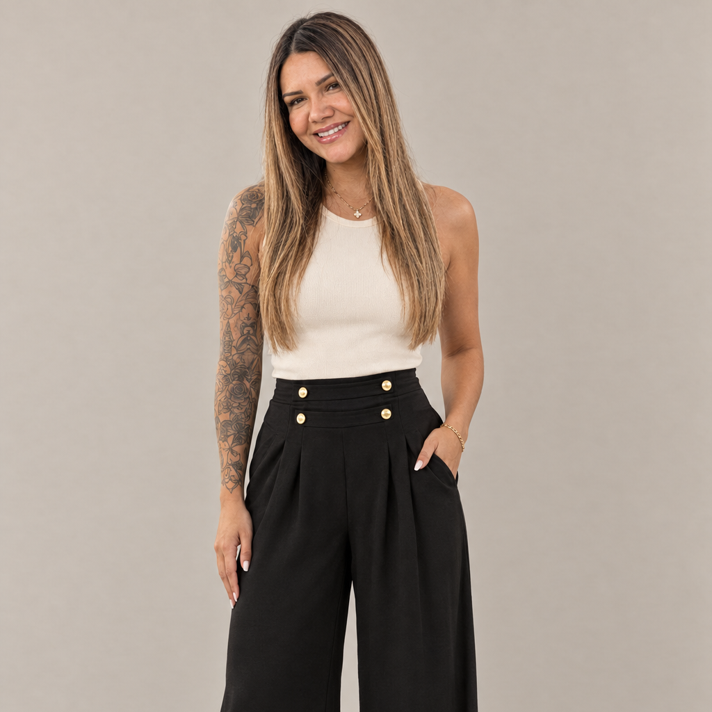 Modelo con pantalón italiano negro de pierna ancha y botones dorados
