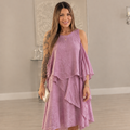 Modelo con vestido malva de lino italiano, capas asimétricas y diseño sin mangas