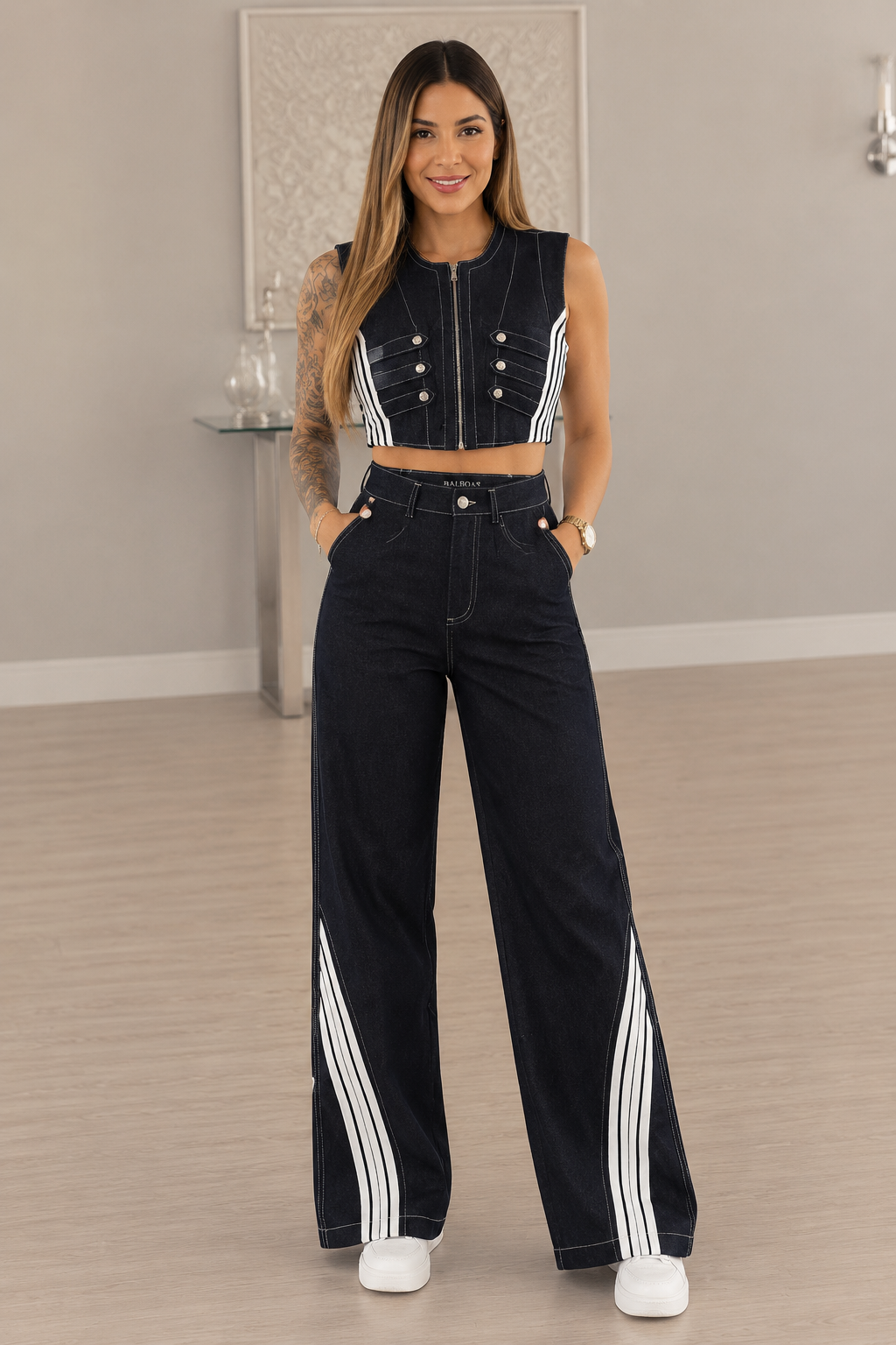 Set negro de top corto y pantalón de pierna ancha con franjas blancas