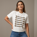 Camiseta blanca en modelo, medio cuerpo