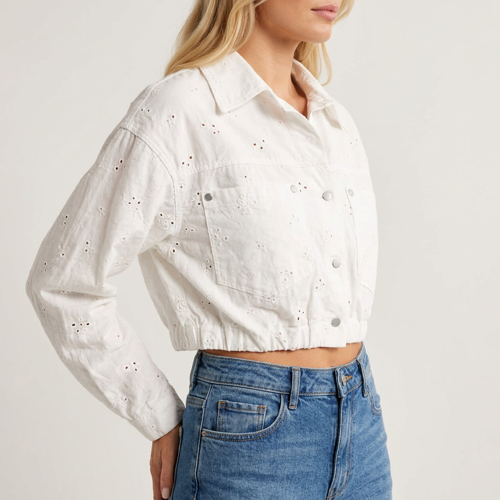 Detalle de la chaqueta blanca en la modelo rubia