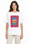 Modelo de frente con camiseta blanca Sardines sobre fondo blanco