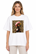 Modelo de frente con camiseta blanca de perro y estampado leopardo sobre fondo blanco