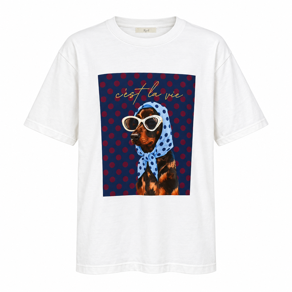 Camiseta blanca C’est la vie sola de frente sobre fondo blanco