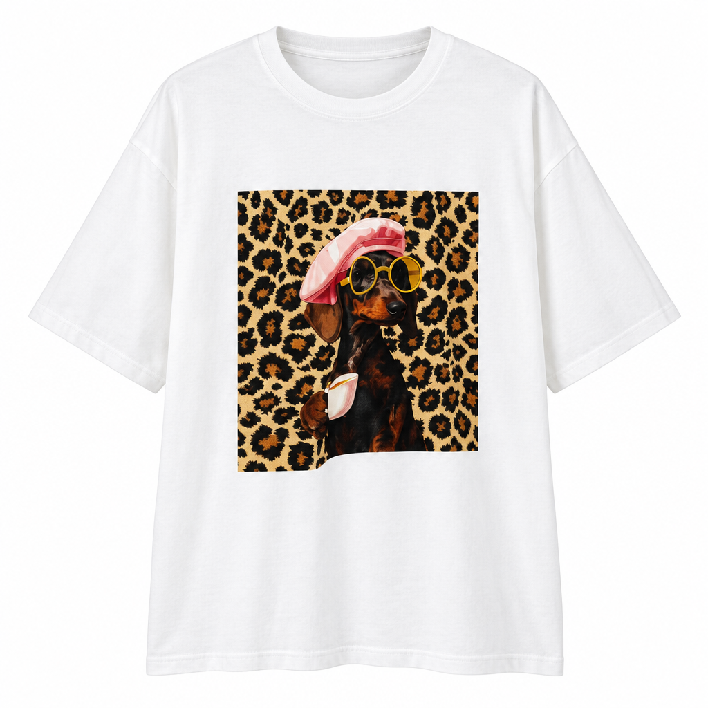 Camiseta blanca sola de frente con perro y estampado leopardo sobre fondo blanco