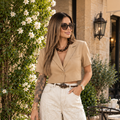 Modelo con jeans claros de pierna ancha y diseño tonal, combinados con chaqueta beige