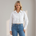 Modelo rubia con chaqueta blanca y jeans, medio cuerpo
